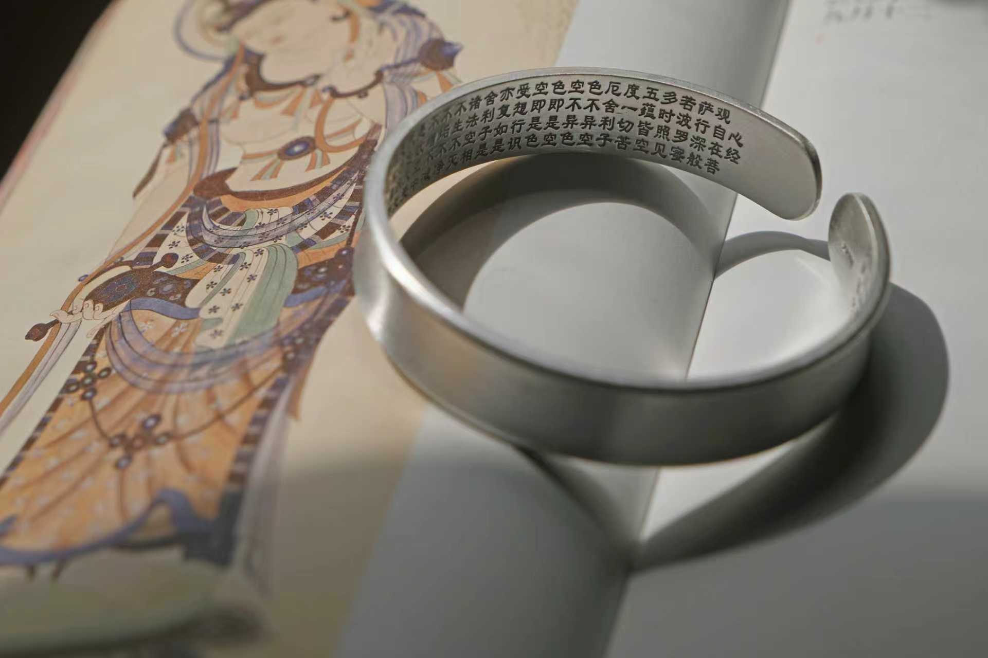 上架新品｜心经·足银手镯以足银为骨，以心经为魂，镯身錾刻《般若波罗蜜多心经》全文