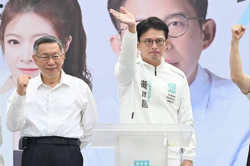 黄国昌对着桌子拍马屁，柯文哲当年也被吃了闭门羹！ 
 
这两天，台湾地区的政治圈