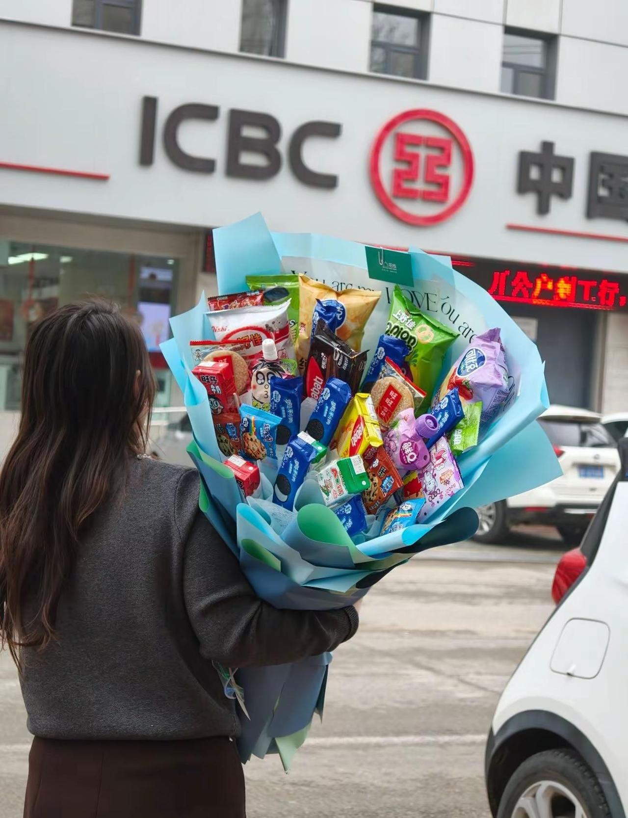 生活里没有怨气的女孩子特别值得尊敬。一个对往事绝口不提的女子自带贵气。做一个眉宇