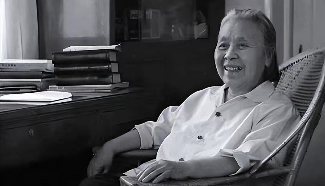 1928年，民国才女丁玲同时爱上了两个男人，哪个都不舍得分开，于是提出了三人同居