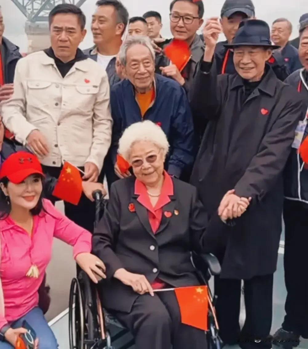 一张在南京参加活动的老戏骨们合影，认出中间的田华icon和李雪健icon友好的牵