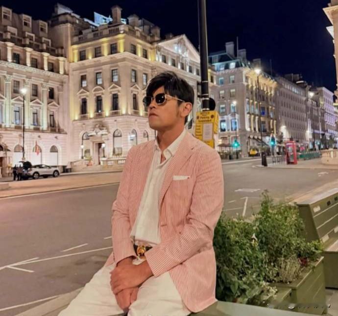周杰伦拒绝打球签名拍照


周杰伦拒球场签名！打球变表演赛太心累，幽默喊话“赢吴