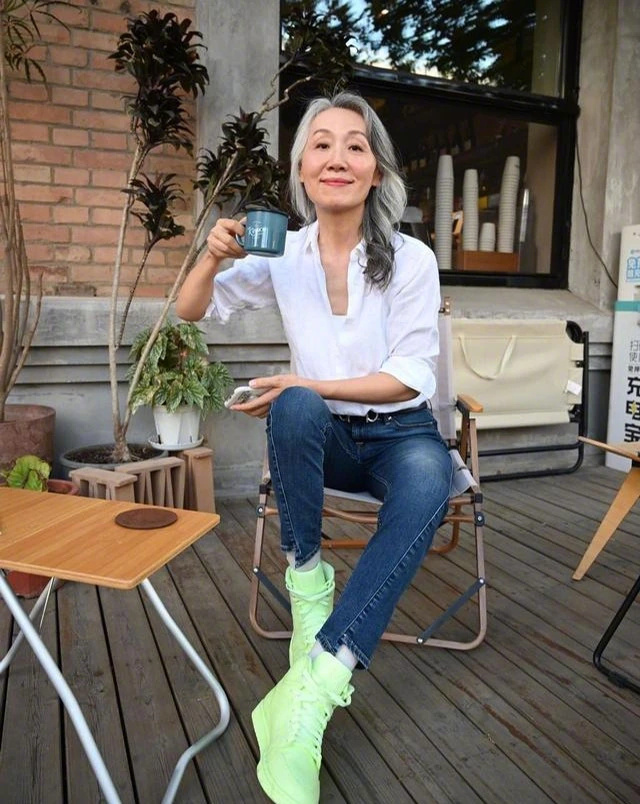 被这位“北京奶奶”惊艳到了，白发不染，穿衣时髦，老了也很优雅 ​​​