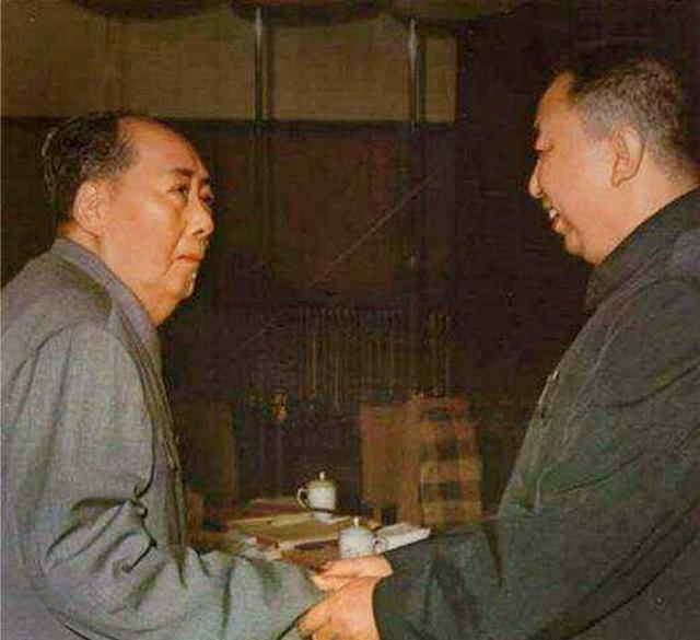 1976年，毛主席去世，当华国锋赶到中南海时，毛主席已无呼吸，情急之下，华国锋迅