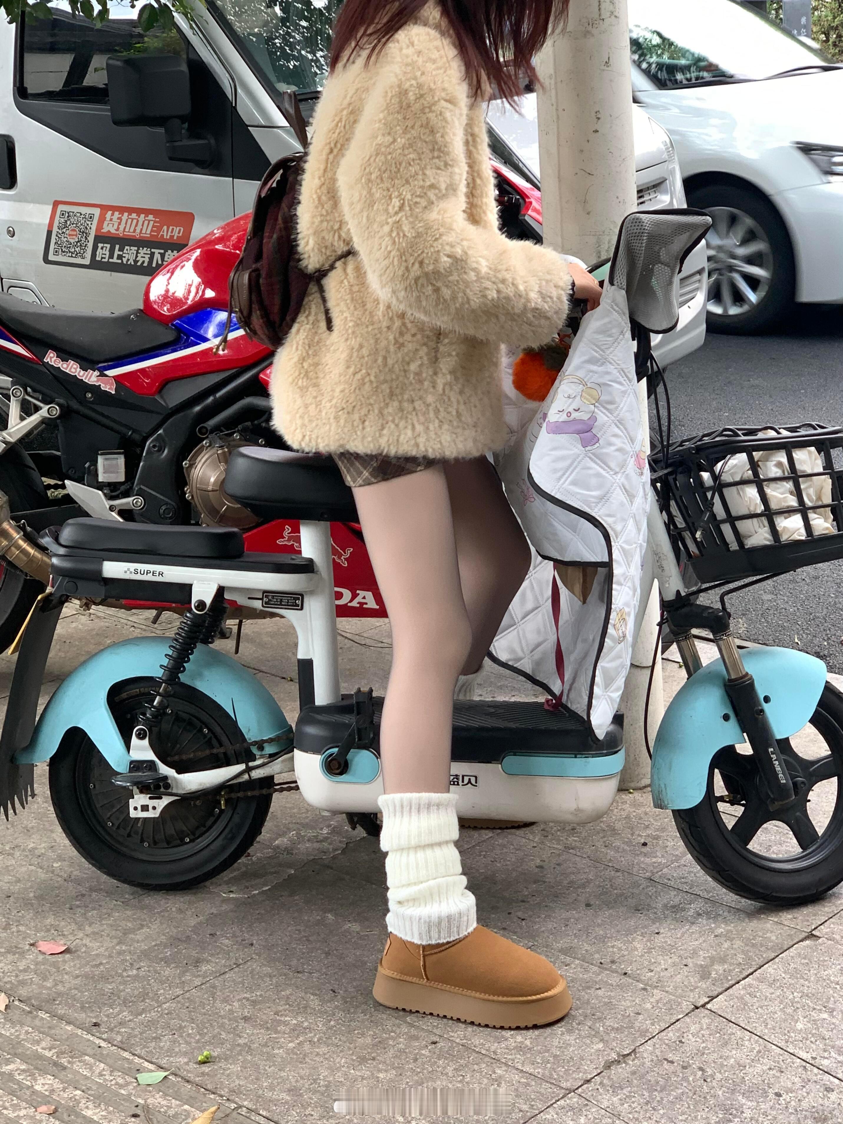 第一次直观感受到黑丝的杀伤力🥲…今天跟舍友出门玩，我穿了光腿，她穿了黑丝，路人