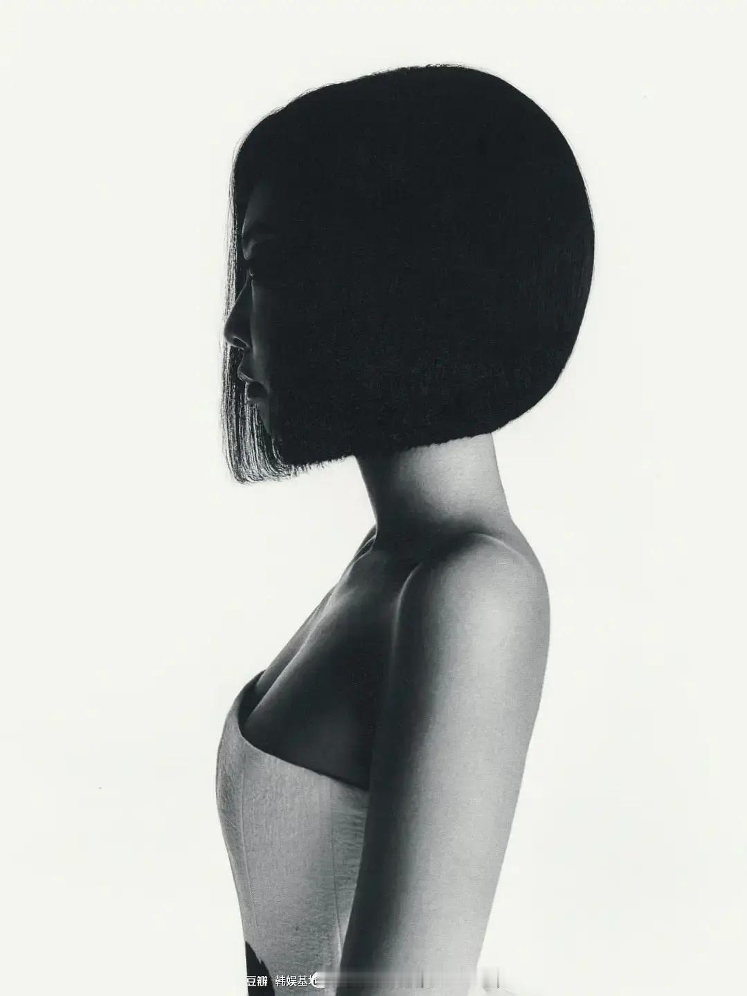 泡菜粉吹的Jennie新杂志封面预告怎么样?我有点不行了 