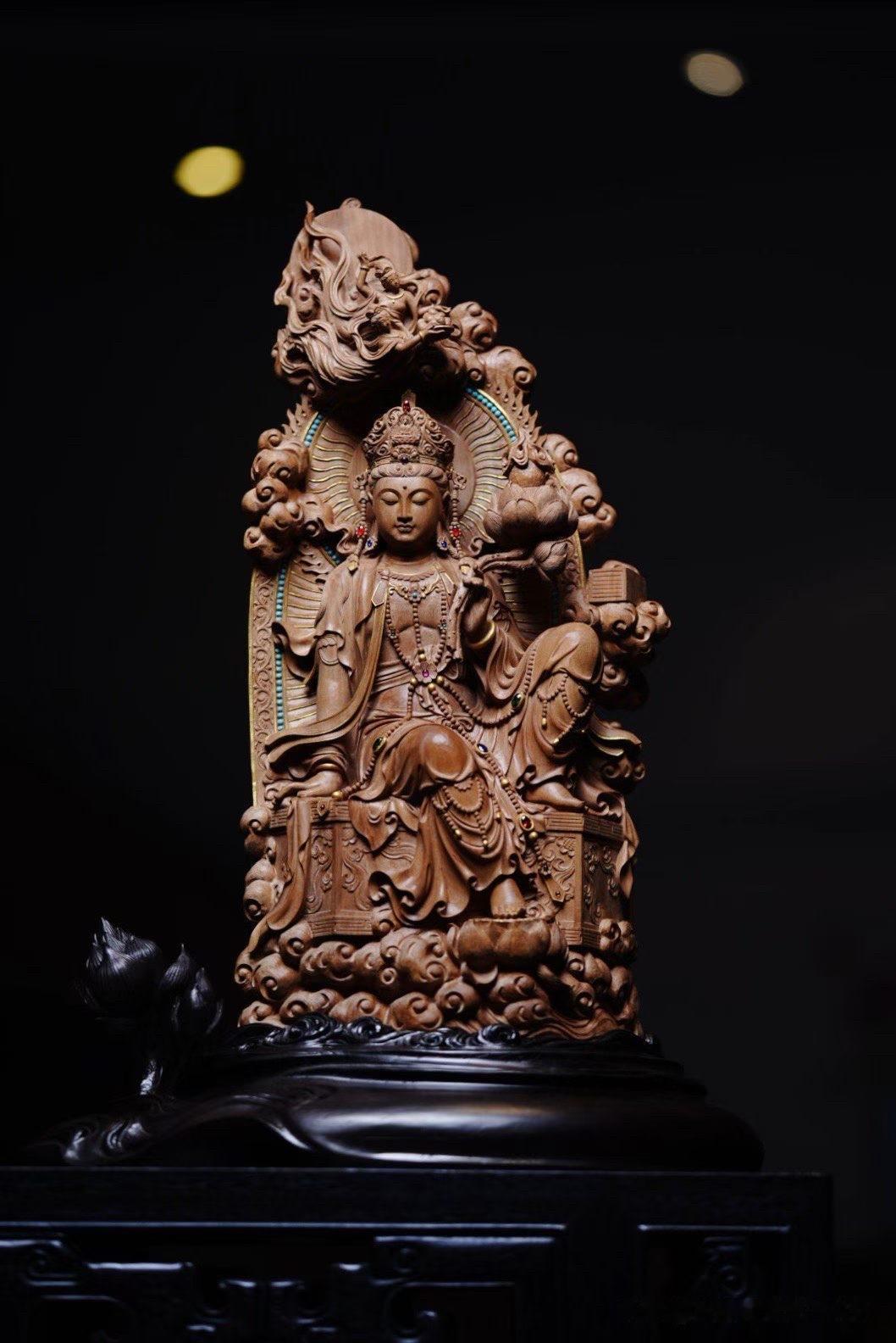 老山檀香的香气，不争不抢，却总能在安静的时候被人记住。

这尊《自在观音》，整料