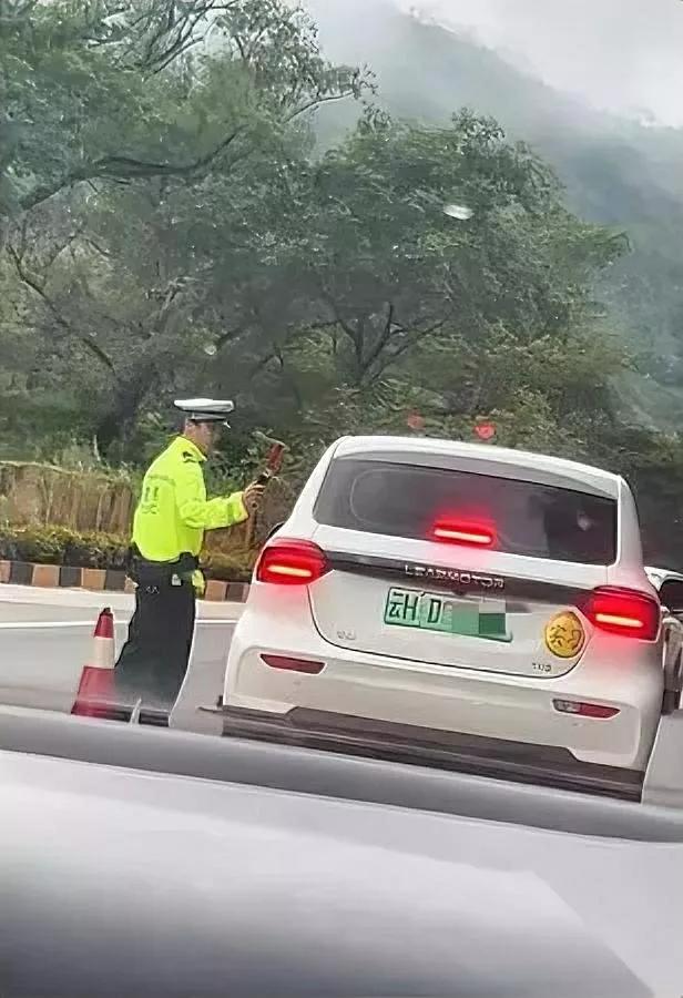外省人惊了！云南早8点查酒驾

为啥大清早查这个？看看云南人的酒局你就懂

云南