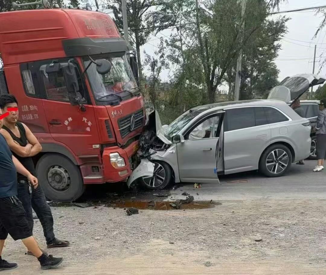 大v聊车 现实版理想vs乘龙卡车！没想到生活中他们俩居然真的撞了！有一说一理想这