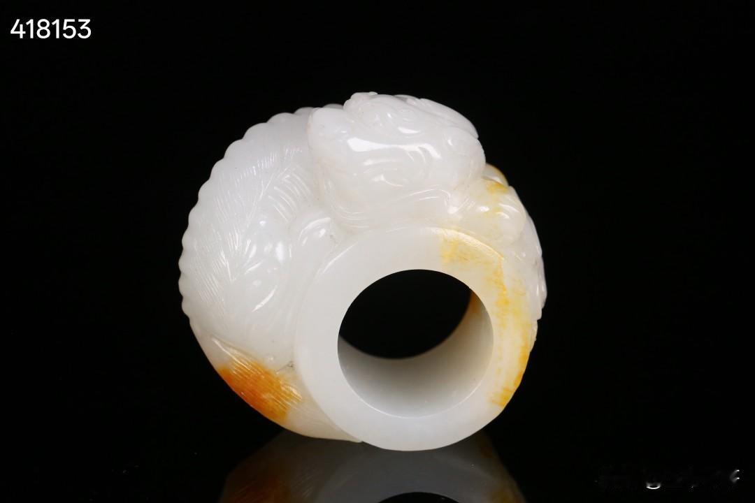 旧藏 和田玉籽料蝙蝠瑞兽纹扳指，尺寸5.3*5*2.7厘米。内径2.2厘米