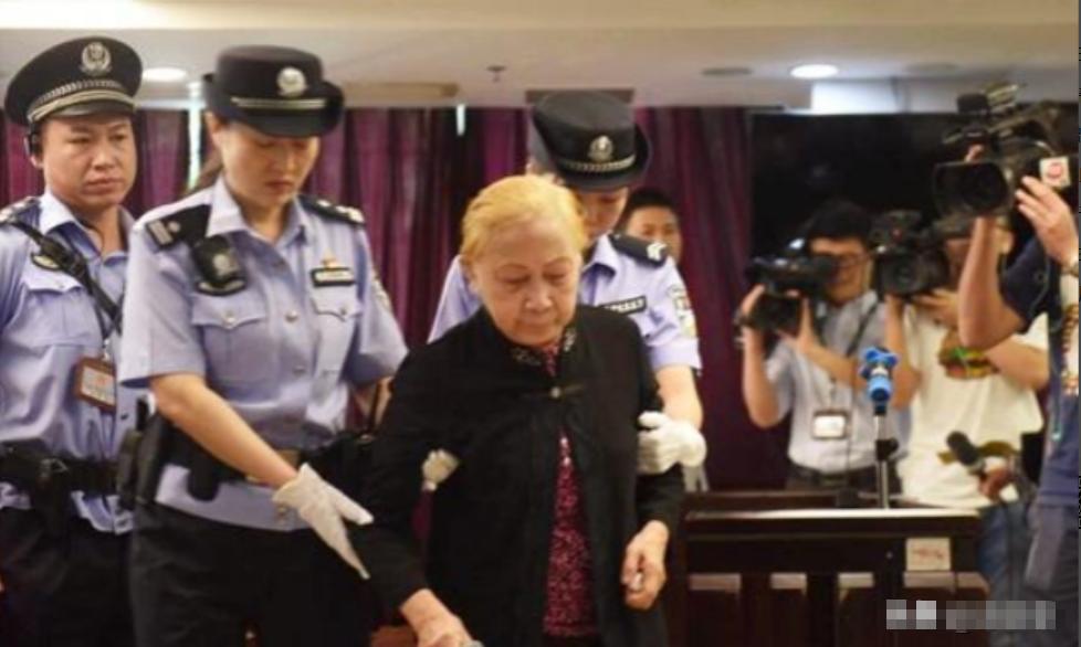 [啤酒]2017年，广东83岁老太太将60粒安眠药碾碎放入儿子的粥里，用勺子喂进