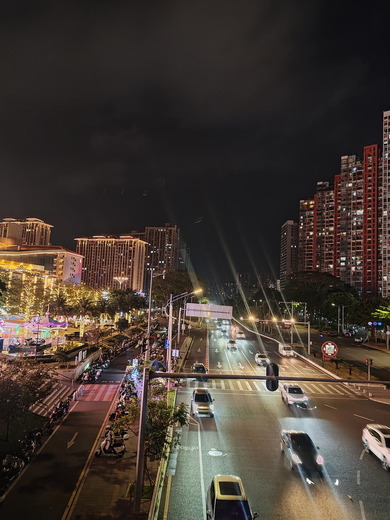 发一张你所在城市最美的夜景照片这里是惠州大亚湾，曾经被称为“鬼城”，意思说房多人