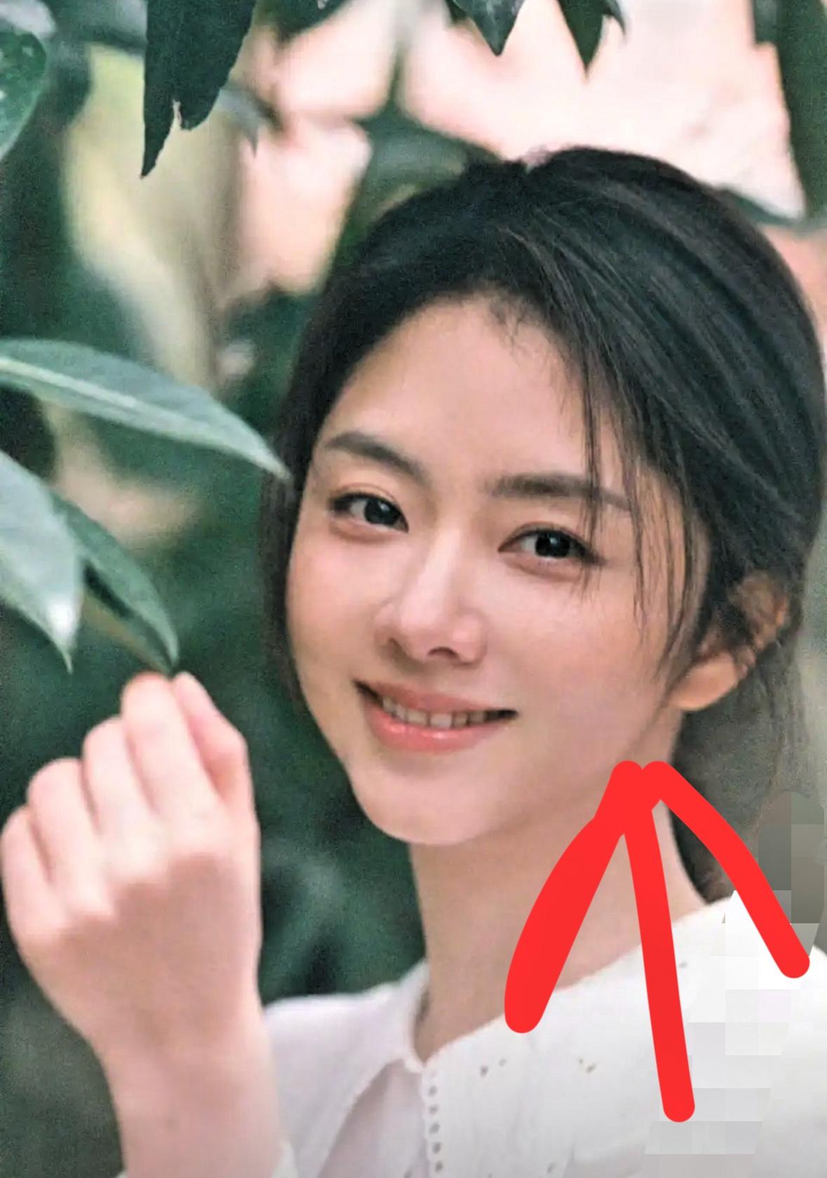 好奇查了下谭松韵的出身，
不查不知道，
一查吓一跳，谭松韵根本不是什么资源咖，就