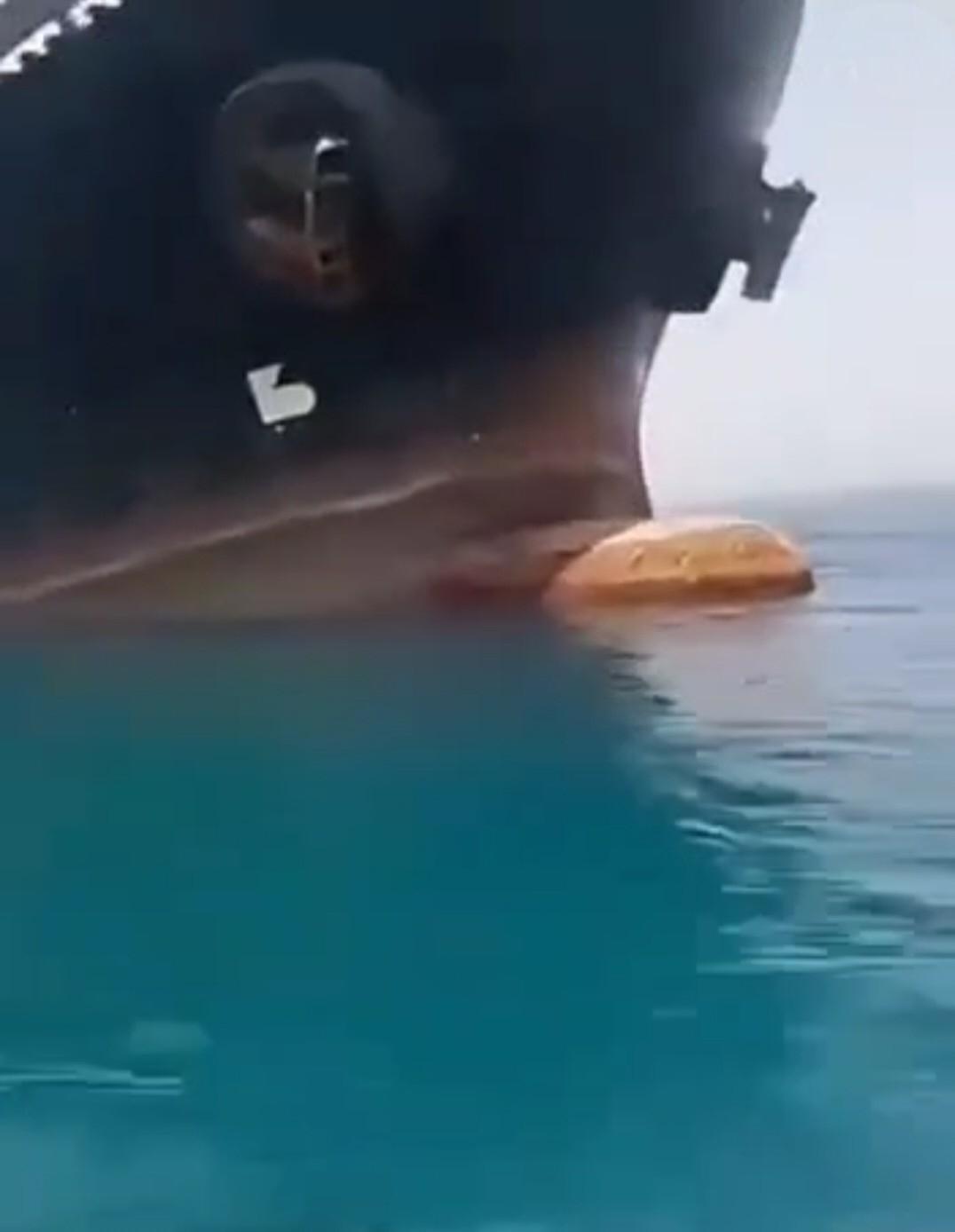 在霍尔木兹海峡沉没的商船。这种场景，很少有航运公司和船主不害怕的。所以尽管美国一