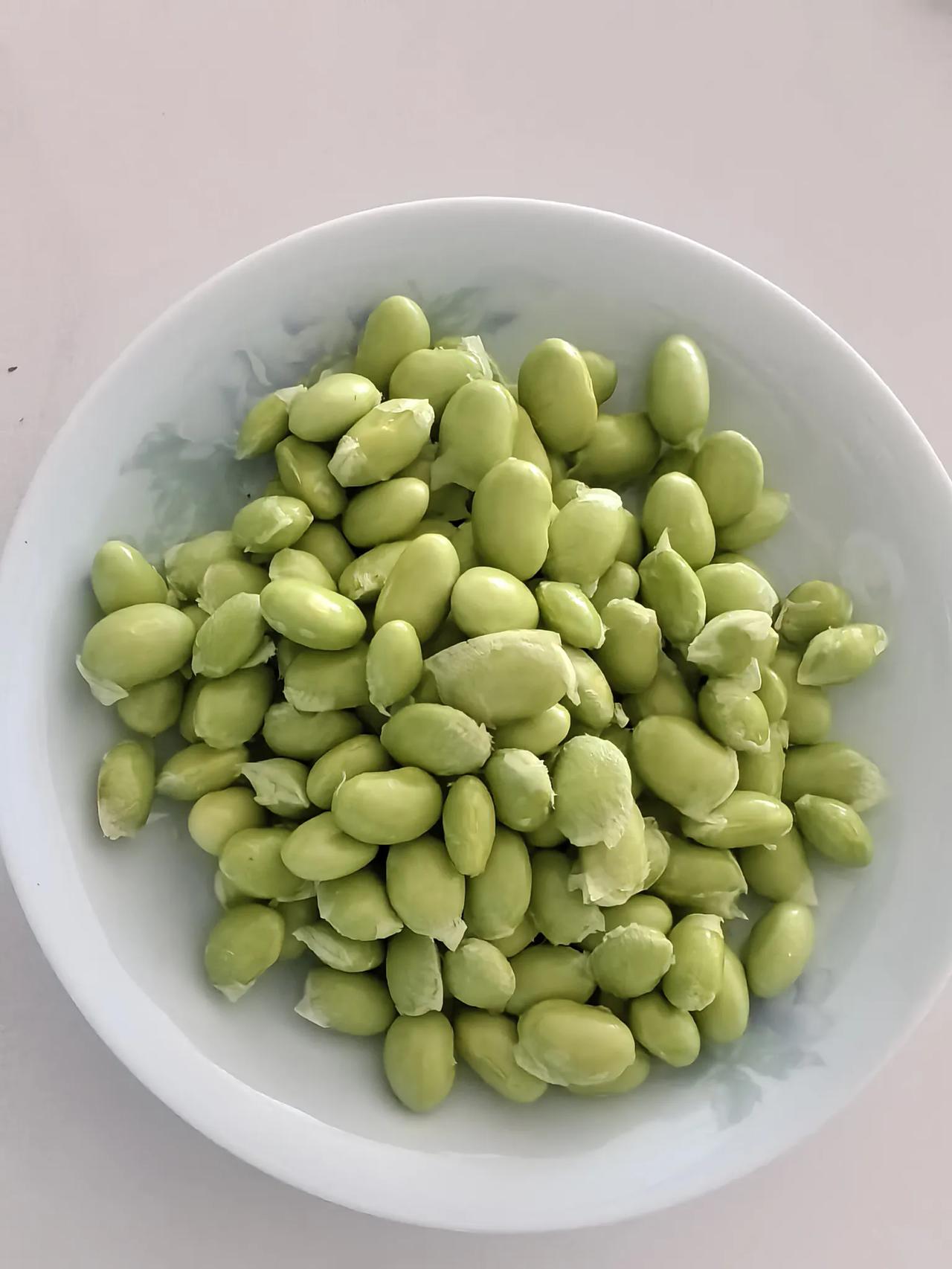 宁波人夏季必吃菜—毛豆烧丝瓜
      炎炎夏日，宁波的气候又烤又蒸，让人很难