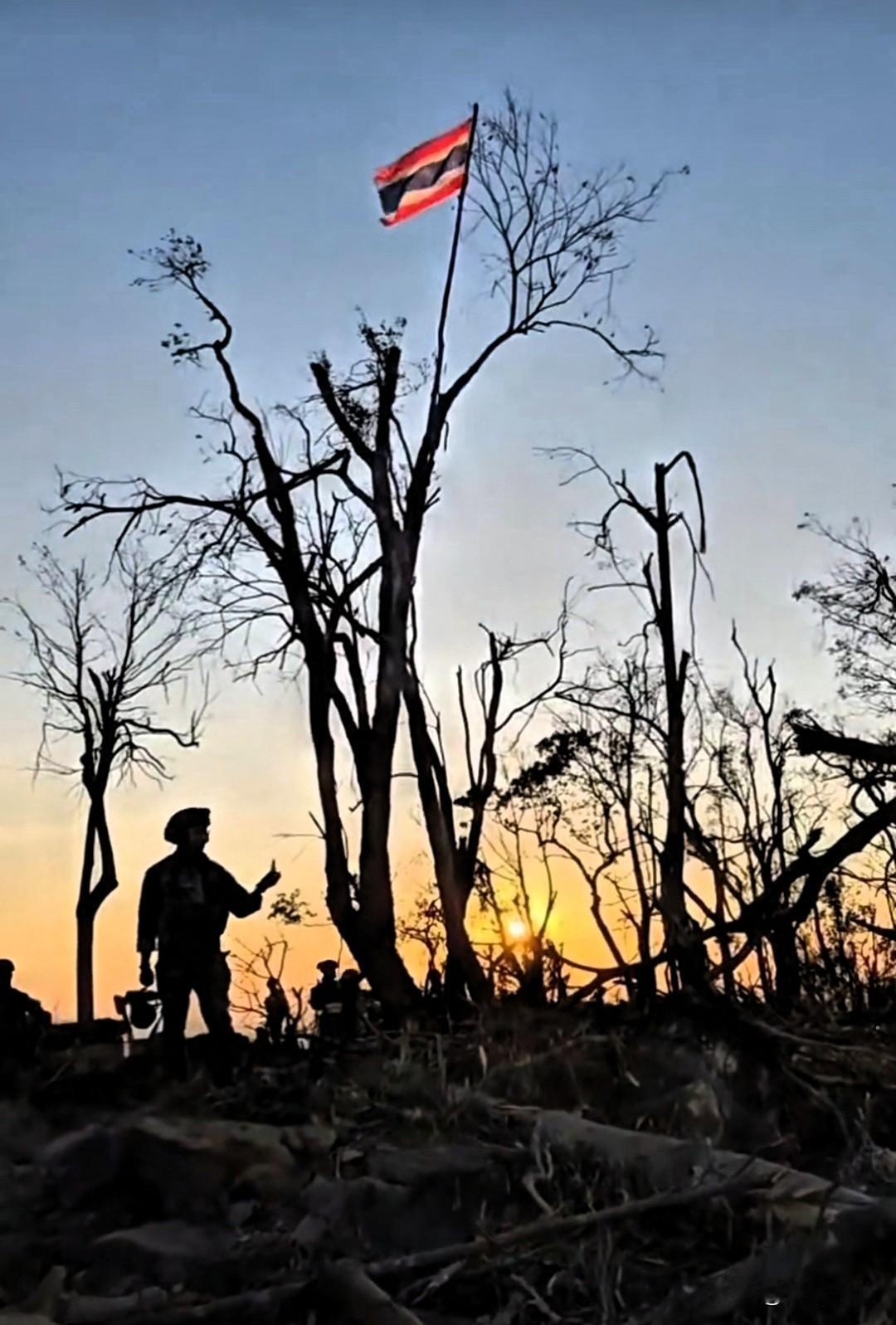 泰国军队已攻占了争议地区350高地，他们在高地升起了泰国国旗。