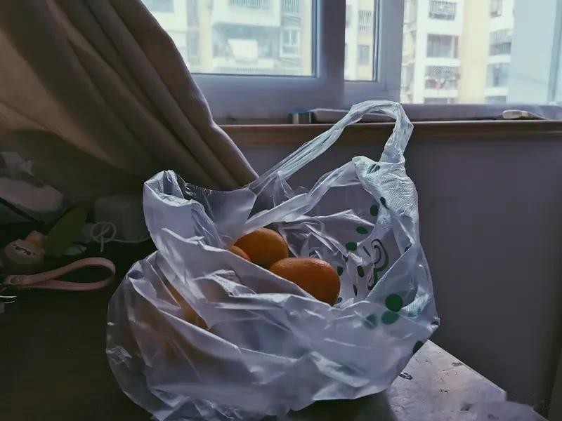 春日，我漫步在公园中，樱花如雪花般纷纷扬扬飘落，落在肩头，仿佛是春天给予的温柔吻