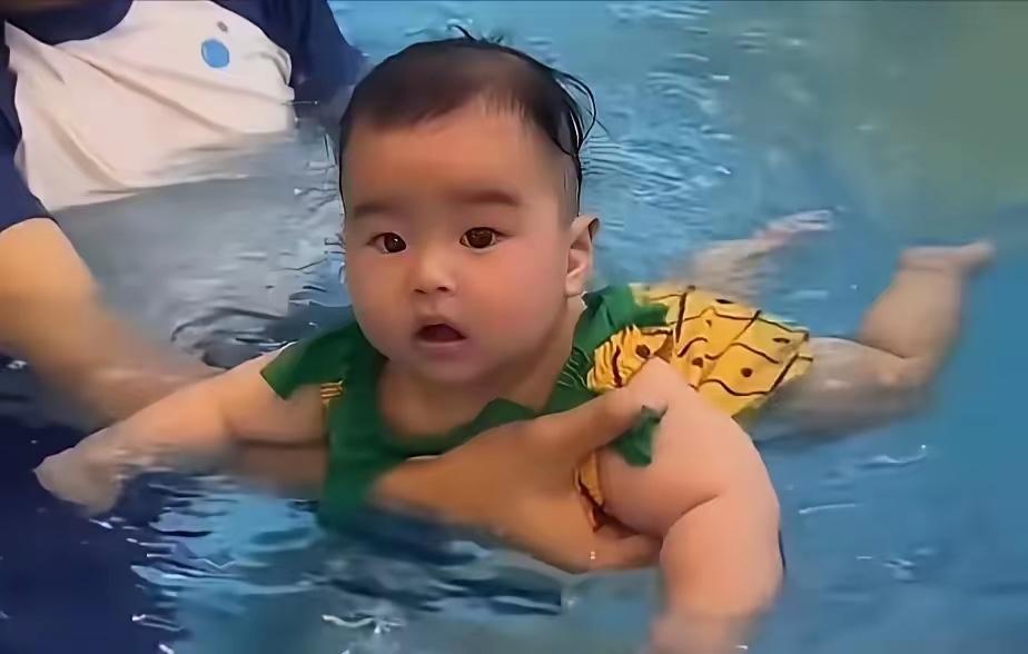 小汪宝五个多月，妈妈就让他学游泳去了。小汪宝在水里开始不适应，总是在挣扎，还嚎啕