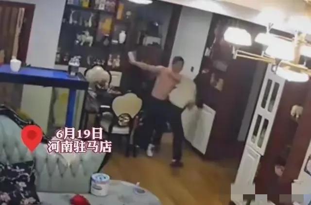 河南一男子被老婆家暴视频曝光，被女方持续击打头部，脸上多处被抓伤

6月20日，