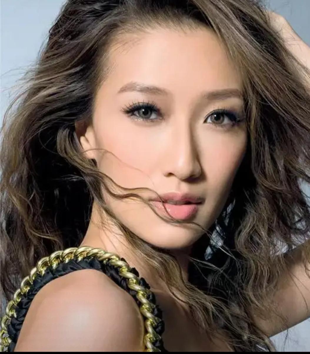 谢婷婷的痛，是隔着太平洋的。
 
接到父亲谢贤去世的消息时，她在加拿大，过着和香
