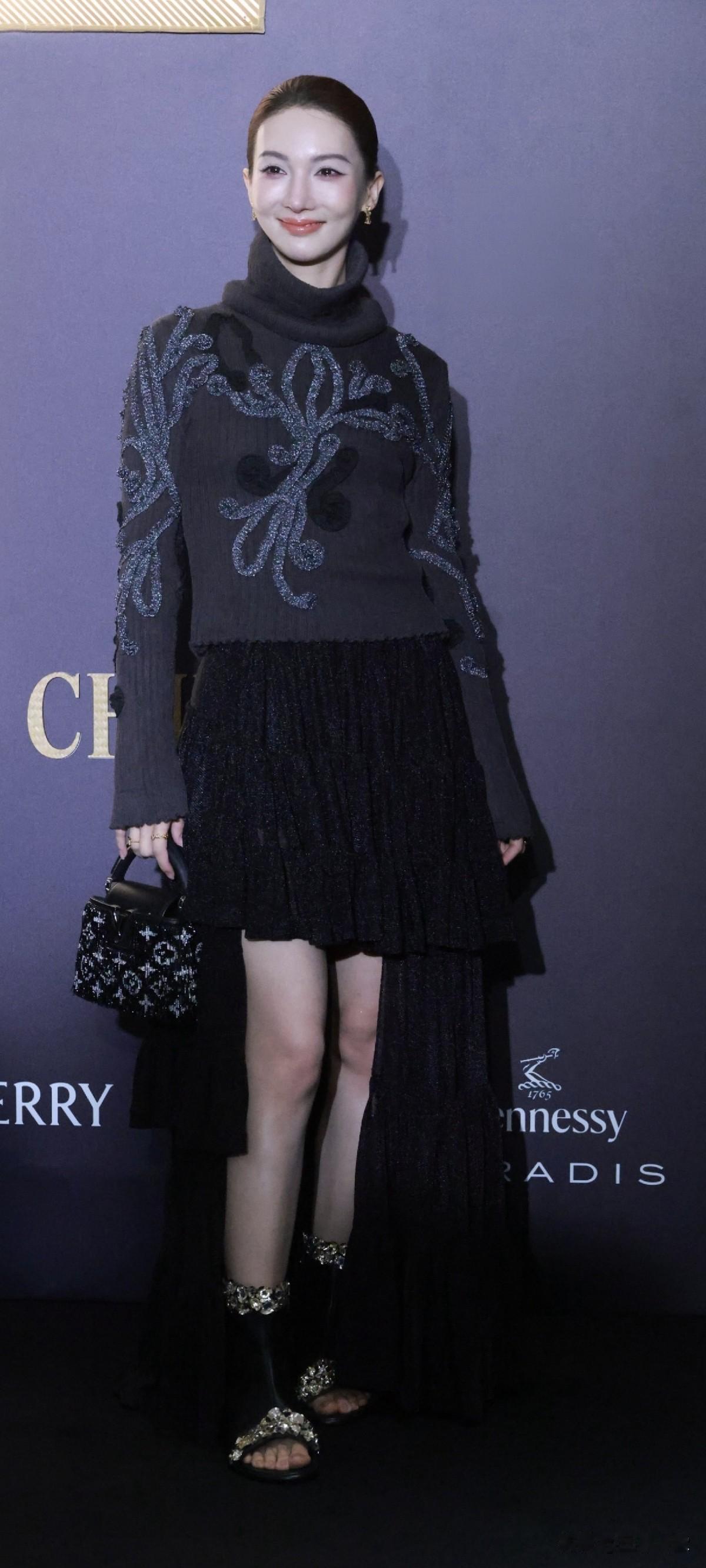 T 风格论坛，红色下眼影诶，这个暗黑感妆容真的很有个性，红色下眼影也太抢镜了吧！