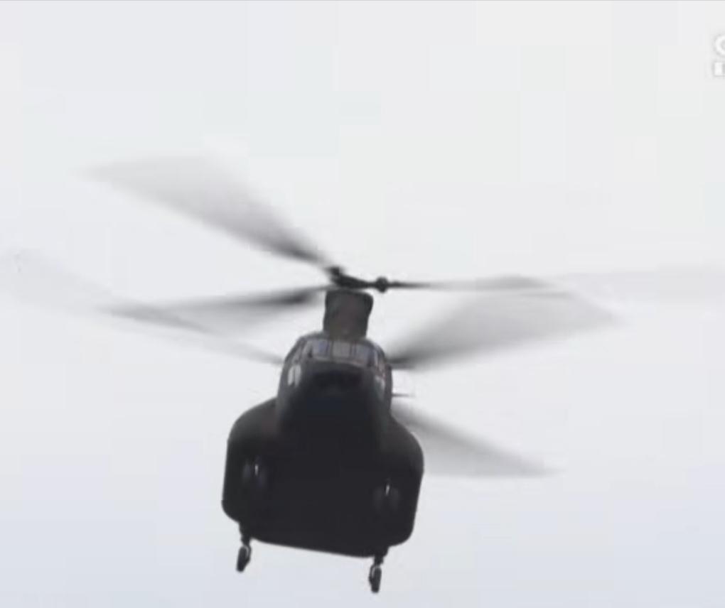 富士山下，日本自卫队的军演正紧锣密鼓展开：CH-47直升机轰鸣盘旋，10式坦克在