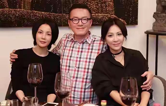 王菲和刘嘉玲我认识，中间这位大佬是谁？