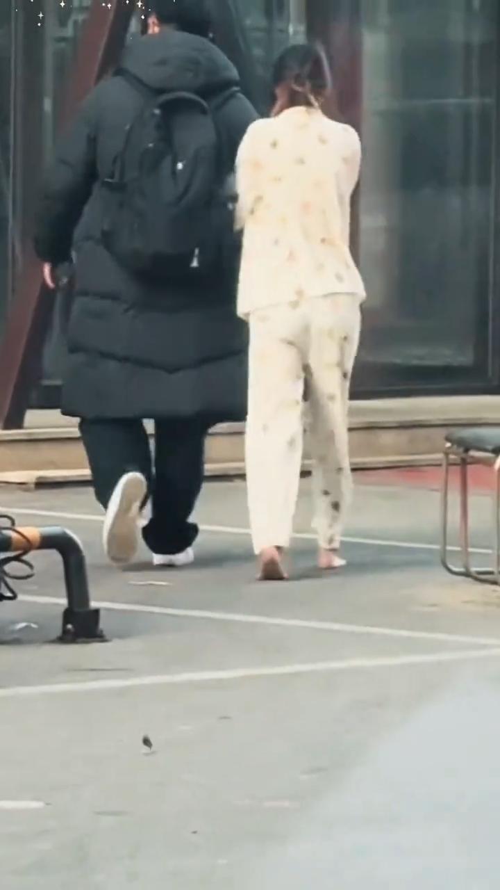 在路边看到一幕，女子穿着睡衣还光脚，被身旁的人搀扶着快步赶路，脚下连鞋子都没穿，