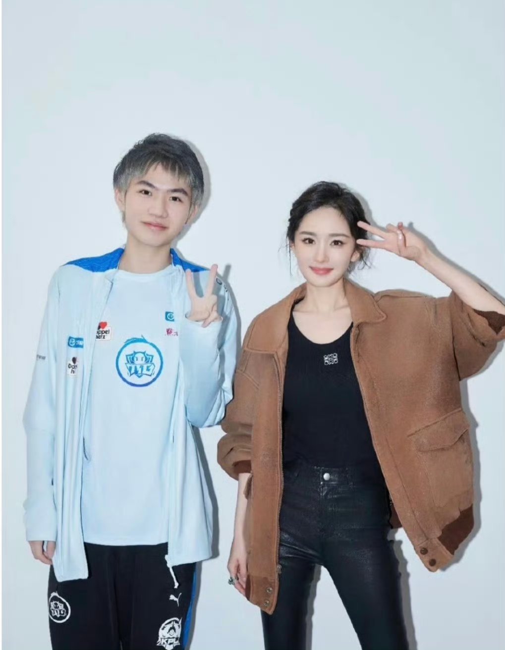 九尾是找杨幂约的稿吗 刷到九尾新头像直接惊住，手绘画风还有杨幂的专属签名，原来幂