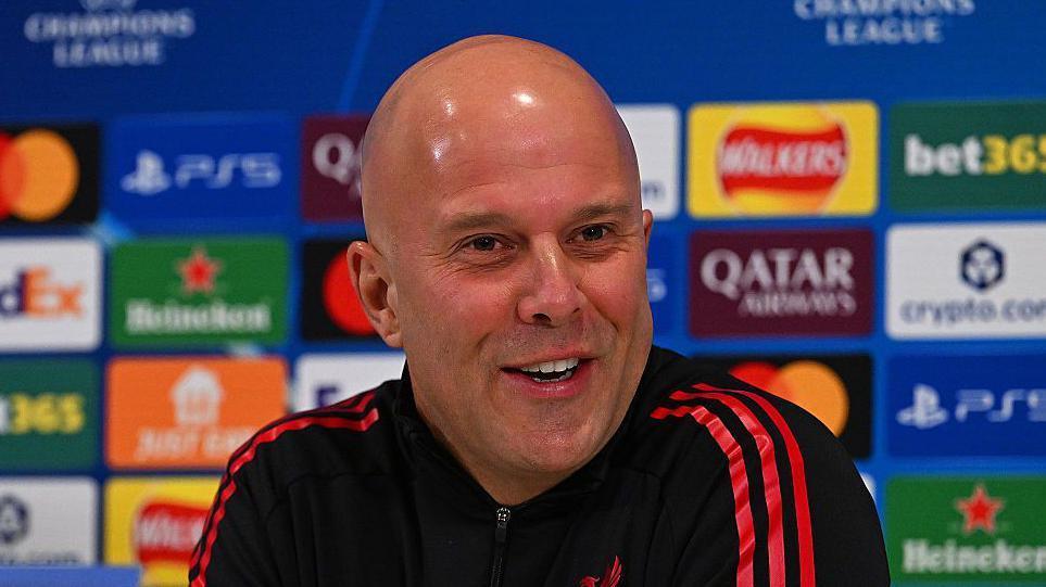 【名记辟谣：斯洛特不会下课】德国《图片报》最新爆料称，利物浦足球运营首席执行官迈