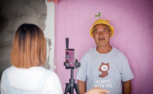 拍摄实战，运镜先掌握推拉摇：推镜头突出细节，拉镜头展现环境，摇镜头有探索感

很