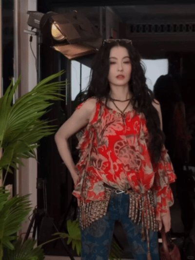 张柏芝香奈儿老了还是香奈儿天惹！张柏芝真是把“岁月不败美人”焊在身上了！！年轻时