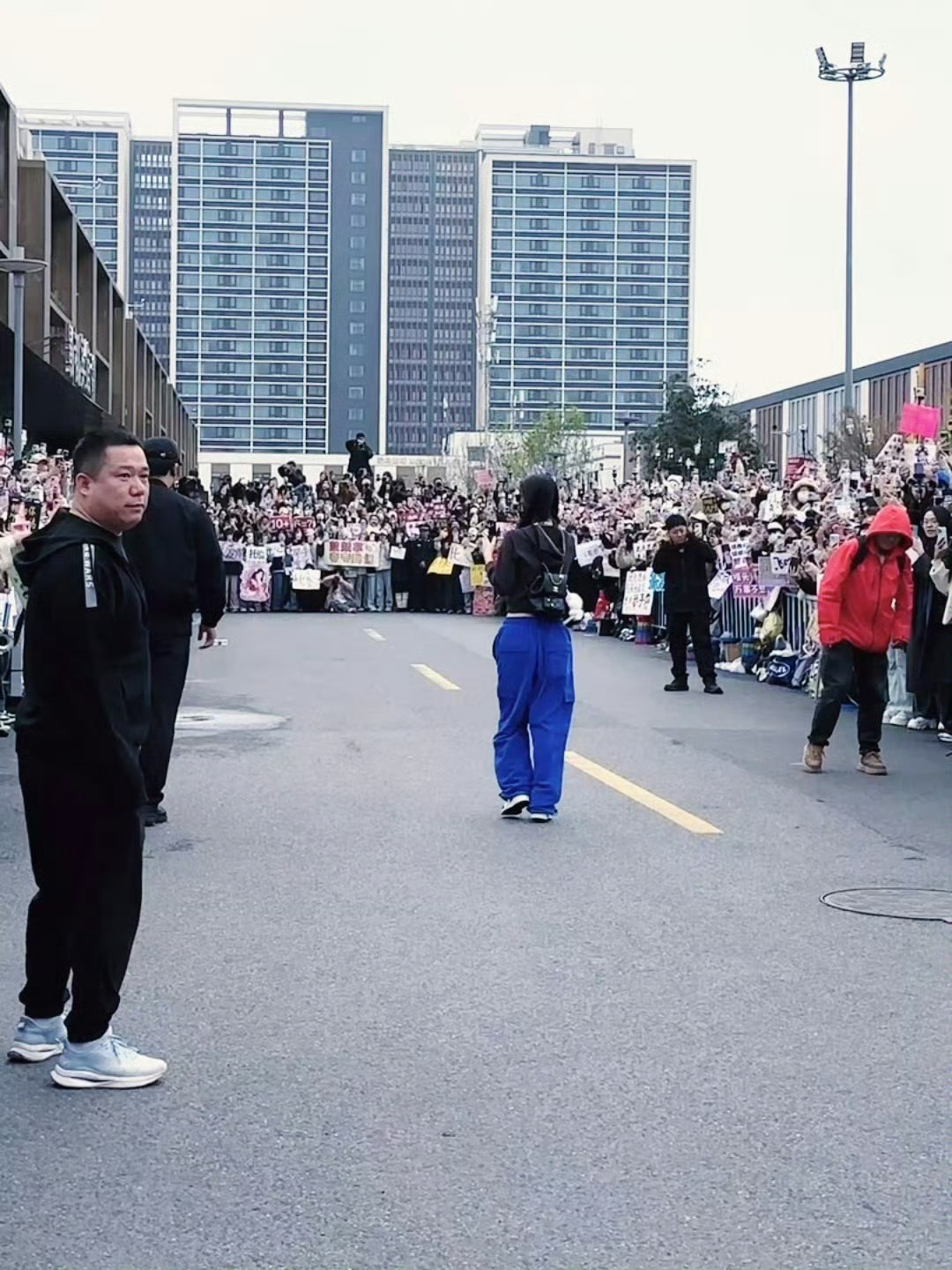 云初令虞书欣杀青应援虞书欣《云初令》即将杀青现场来了好多粉丝应援🔥双向奔赴。。