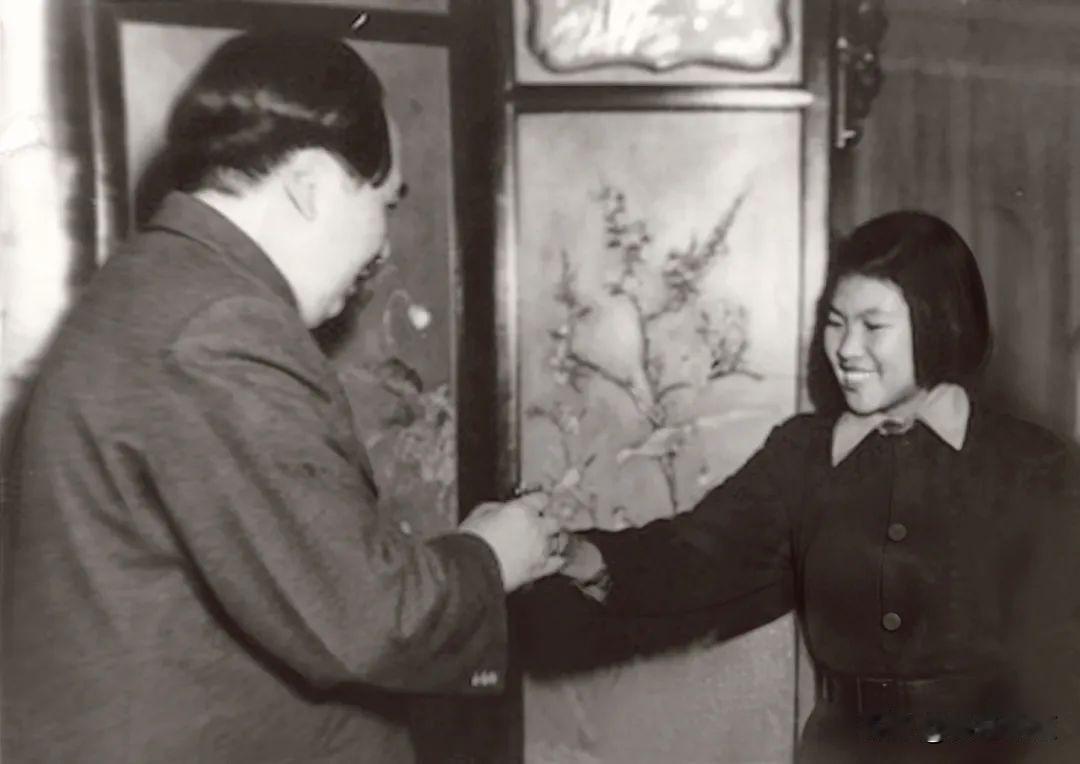 🍁1951年，年仅16岁的青岛纺织女工、全国劳动模范郝建秀，受邀到北京参加国庆