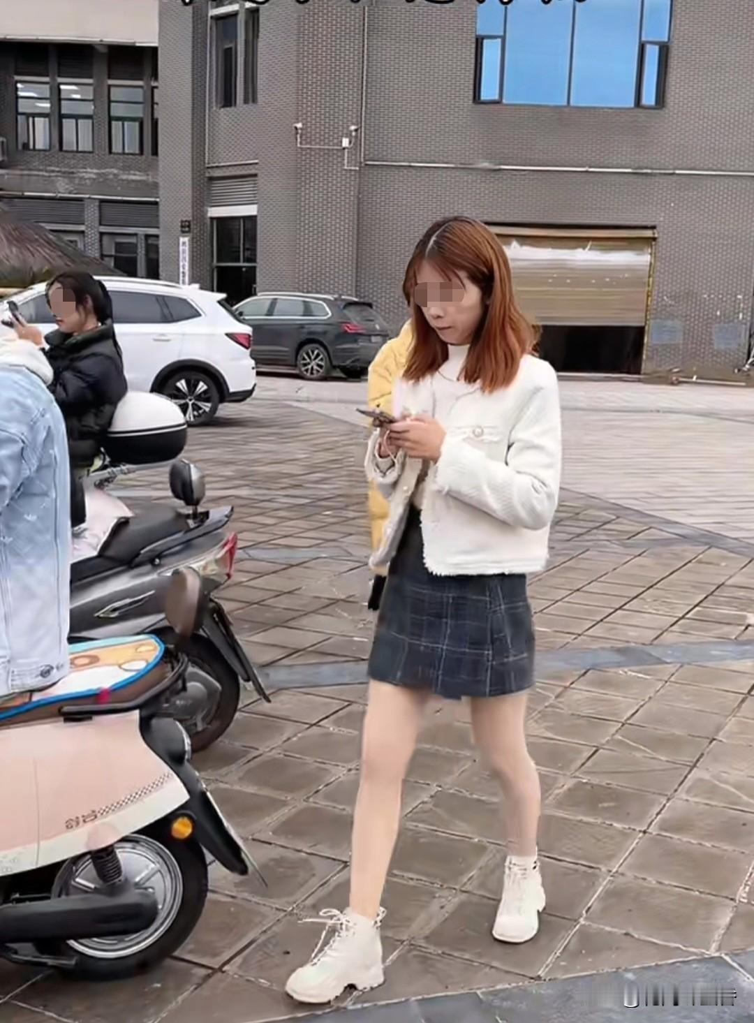 走路低头刷手机真的隐患不小。只顾盯着屏幕，就留意不到来往车辆、台阶坑洼，很容易磕