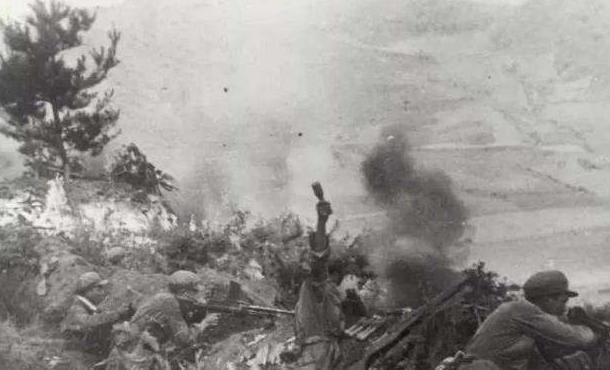 1951年1月，83名志愿军阻击敌人1个团，打到后面只剩7人，子弹全打光了，这时