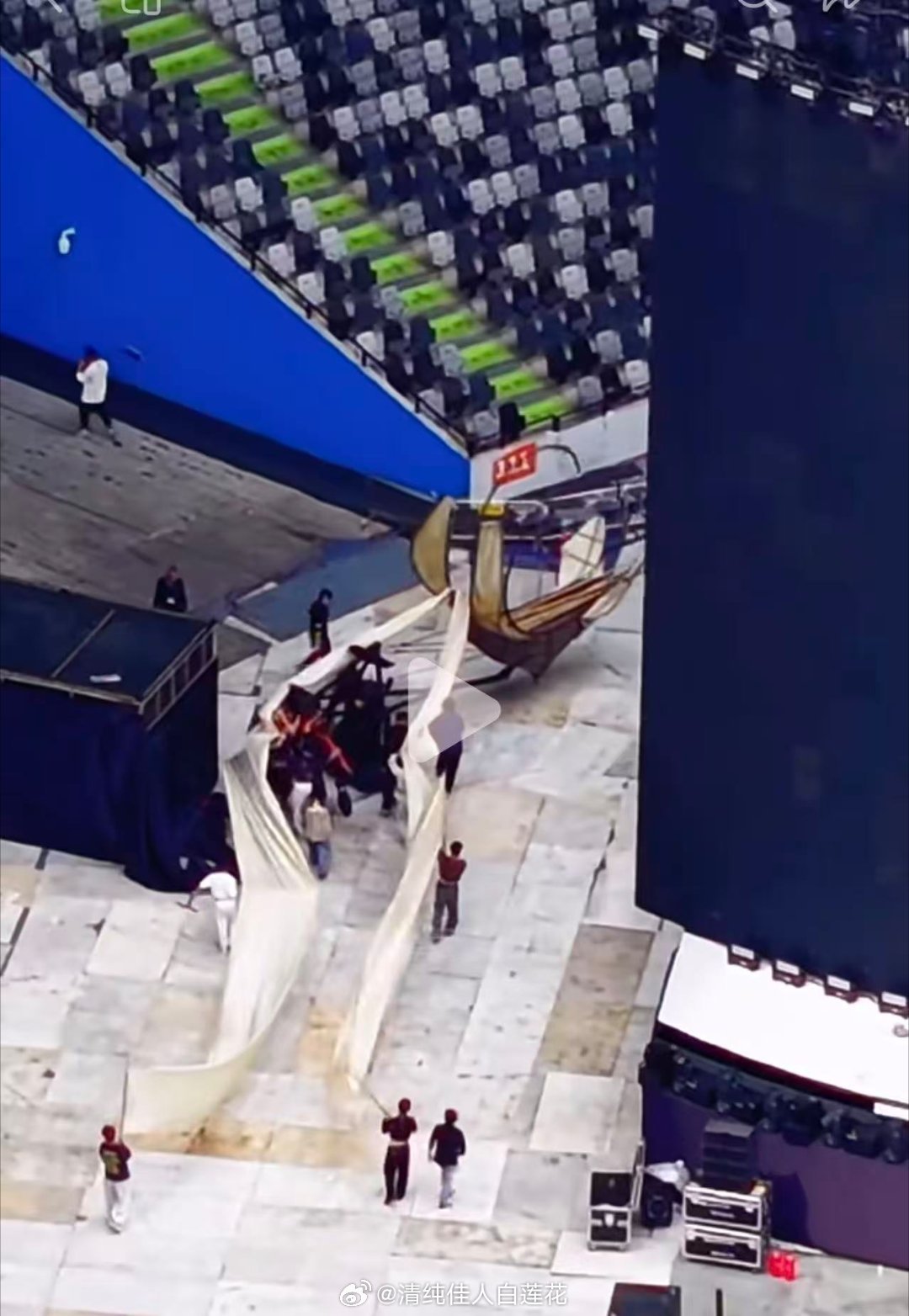 蔡依林今晚深圳演唱会开唱，无数人想看的🐍没有了，改成了船的巡游。音福过大年 +