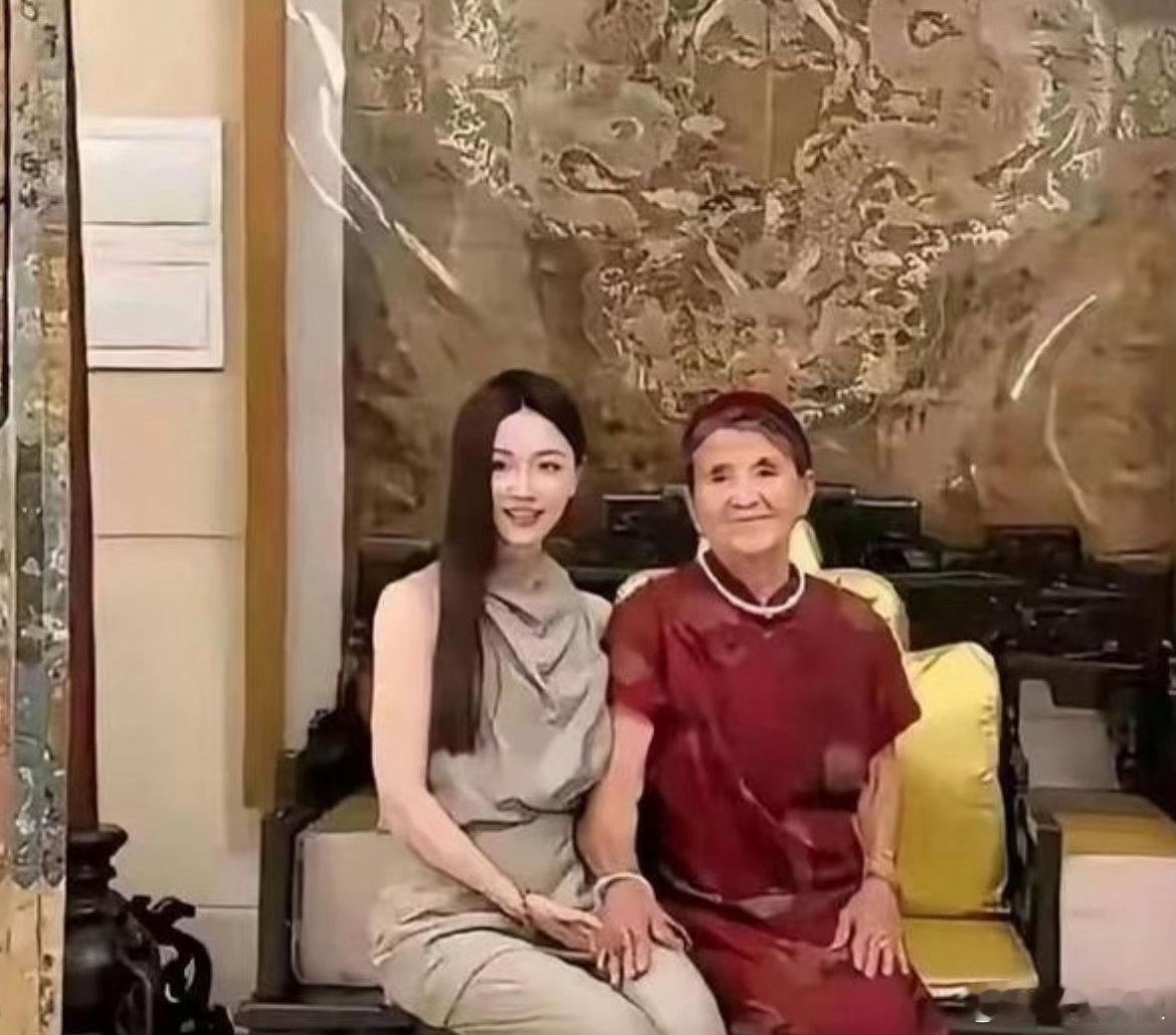 我以为《再见爱人》时杨子和黄圣依说离婚是开玩笑，没想到是真的。。。疑似已经带新女