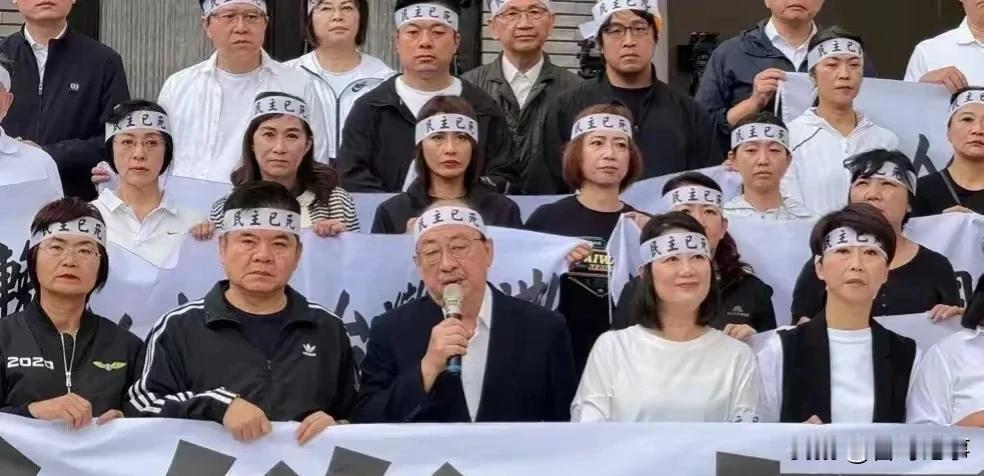 来自台立法机构的奇怪声音！
    今天台立法机构正在争吵改革议案时，在会议大厅