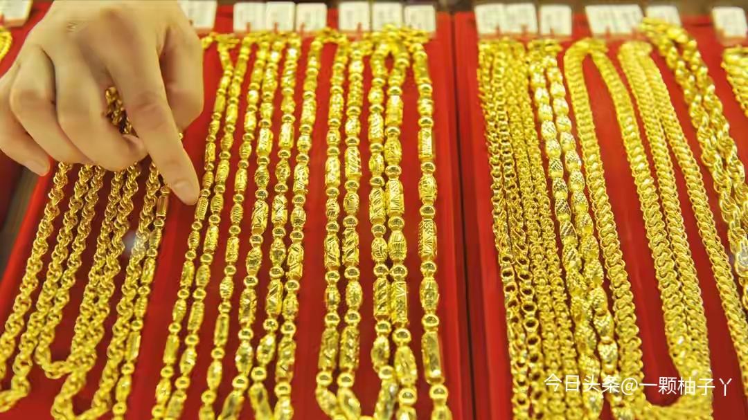 中东局势一紧张，黄金立刻开启“狂飙模式”。美以与伊朗冲突升级后，全球避险情绪高涨