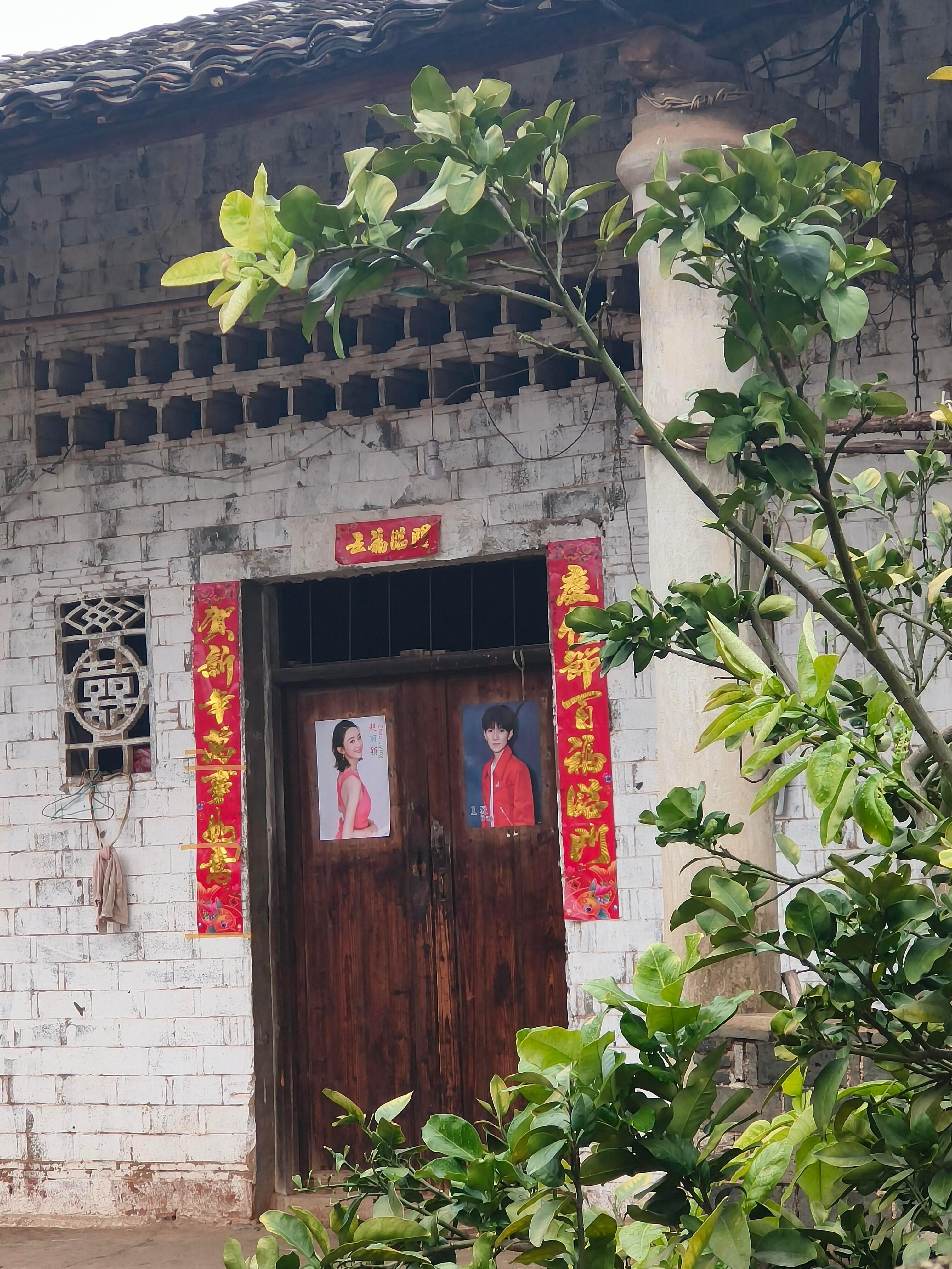 网友回家拜年偶遇赵丽颖和王源❗️