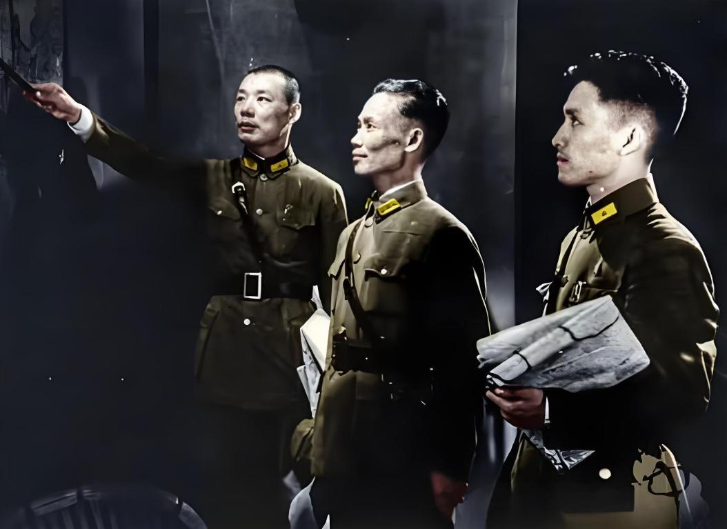 1943年鄂西会战期间，第6战区司令长官部的一张照片。
当时骨瘦如柴的战区司令陈