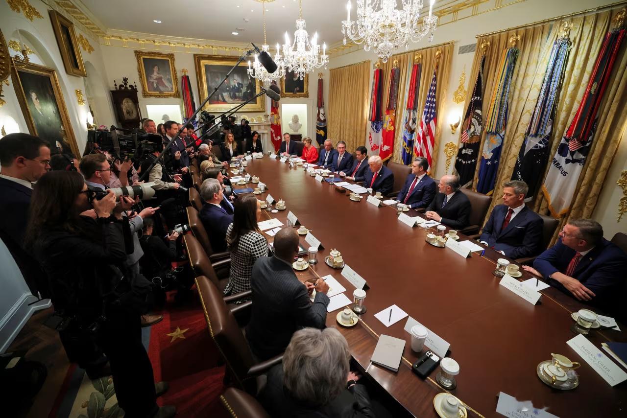 【特朗普召开内阁会议】（CNN）俄美在莫斯科会谈的同时，在华盛顿，唐纳德·特朗普