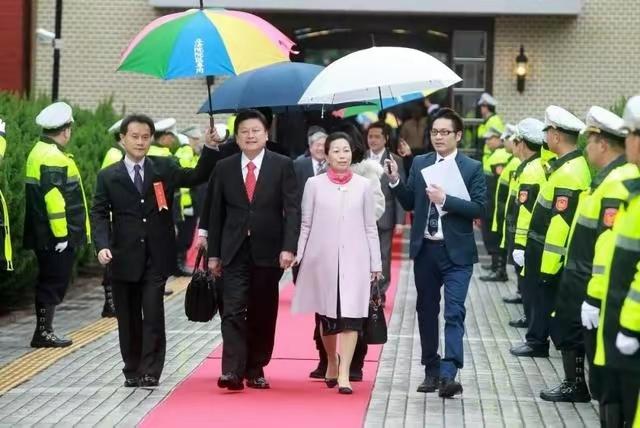 因为台湾省花莲县县长一件党派马甲，他们又吹上了，各种肉麻文案[看]
​徐榛蔚她老
