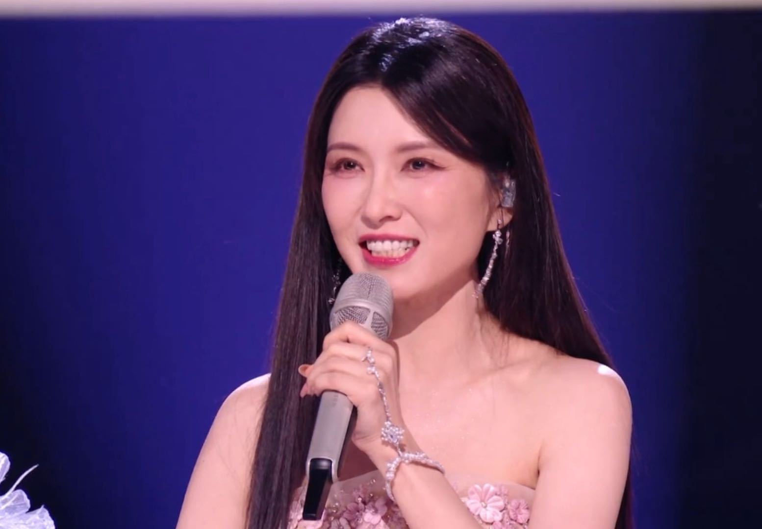 徐洁儿可以去歌手了 一开口的嗓音就觉得特别的好听了呀，徐洁儿可以去歌手了，拥有了