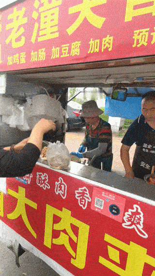 这家网红“肉夹馍”小摊果然名不虚传！
6元钱一个的肉夹馍，摊主是真舍得放肉。
这