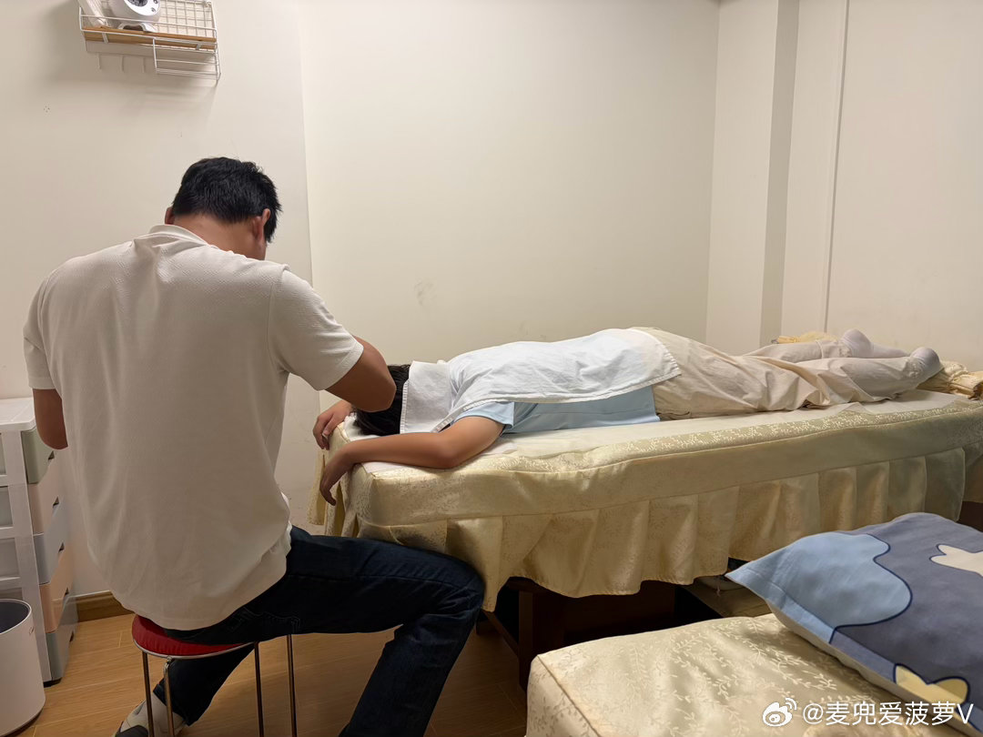 初中生说今天太累了小事！我请她推拿 