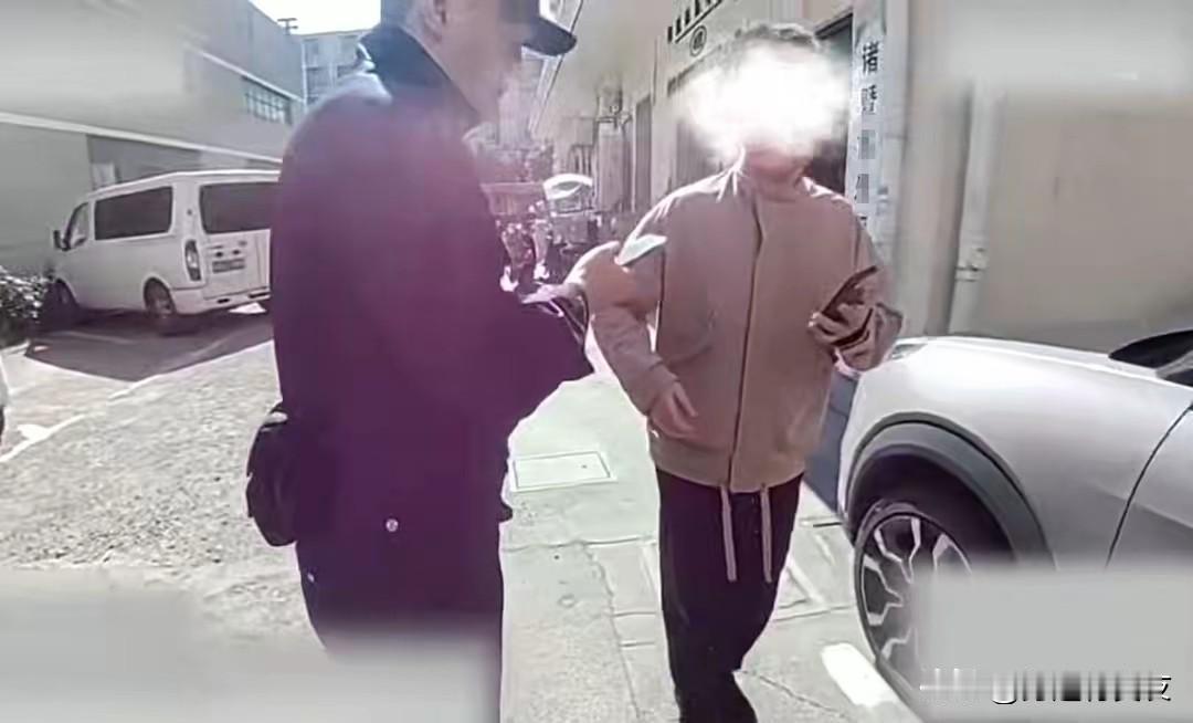 男子被诱导投资频繁邮寄黄金 民警上门劝阻：近日浙江绍兴诸暨大唐派出所接预警，张先