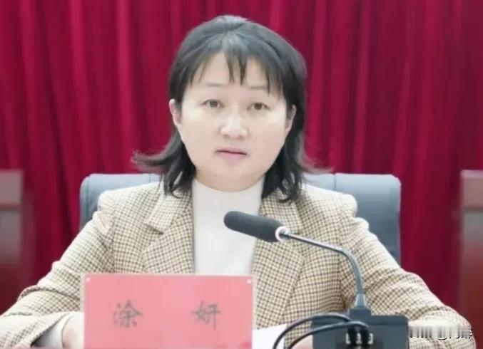 查看涂妍的履历发现，她的第一学历应该不是很高。

1975年出生的涂妍，20岁不