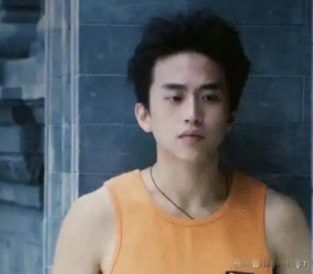 我们对邓超的印象始终停留在“跑男里的搞笑担当”或者“演技派老爸”，但翻到他早期作